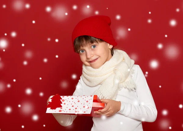 Inverno, criança, conceito de Natal - menina feliz no chapéu com caixa g — Fotografia de Stock