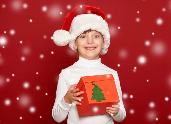 Зима, дитина, різдвяна концепція щаслива дівчина в капелюсі Санта з — стокове фото