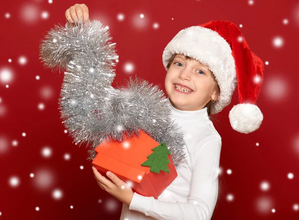 Invierno, niño, concepto de Navidad - chica feliz en sombrero de santa con —  Fotos de Stock