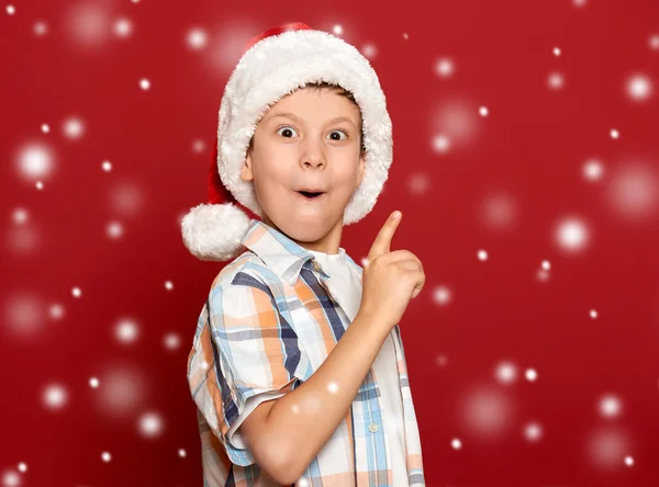 Зимові канікули різдвяна концепція хлопчик в капелюсі Санта має ідею на — стокове фото