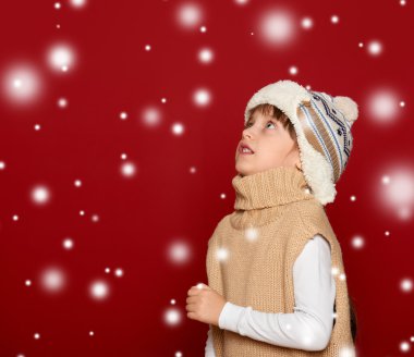 Noel kavramı - kız şapka ve kırmızı süveter lo arka plan