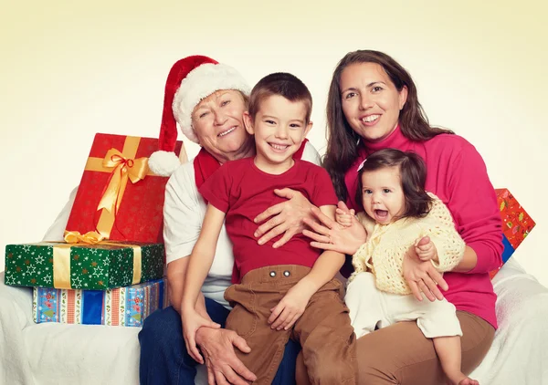 Šťastná rodina s dárkové krabice, Žena s dítětem a starší - dovolená koncepce — Stock fotografie