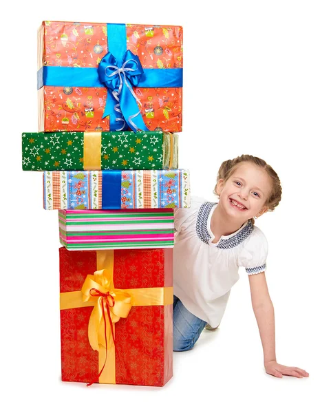 Παιδί με κιβώτιο δώρων - έννοια αντικειμένου διακοπών σε λευκό — Φωτογραφία Αρχείου