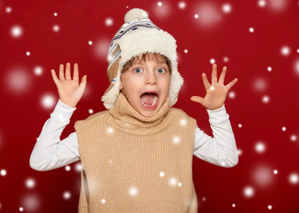 El concepto invernal - la muchacha en el sombrero y el jersey abren los brazos al rojo — Foto de Stock