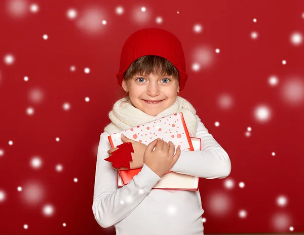 Inverno, criança, conceito de Natal - menina feliz no chapéu com caixa g — Fotografia de Stock