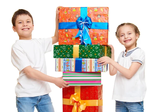 Дитина з подарунковою коробкою концепція свята на білому — стокове фото