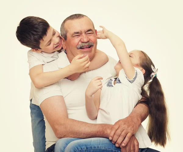 Abuelo y nietos retrato estudio disparar —  Fotos de Stock