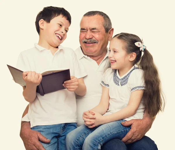 Retrato de abuelo y nietos — Foto de Stock