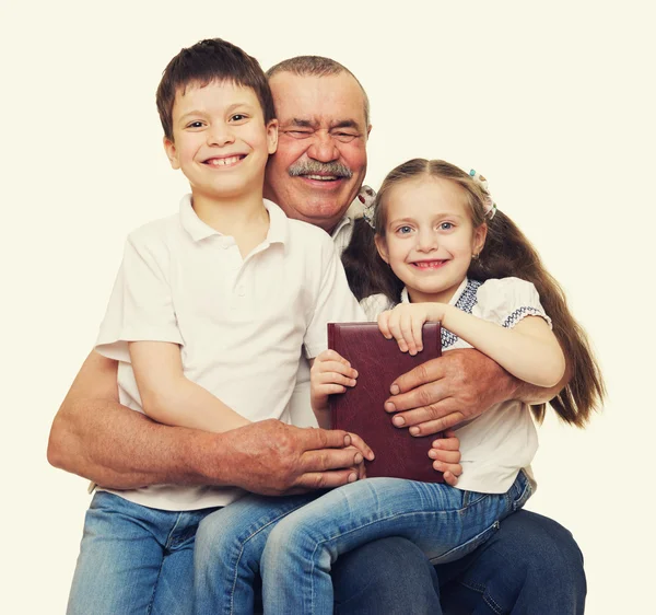 Grandfather and grandchildren read book — Stock Photo, Image