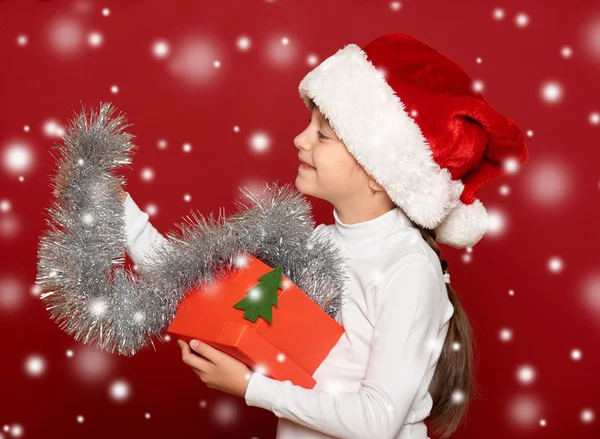 Inverno, criança, conceito de Natal - menina feliz em santa chapéu com — Fotografia de Stock