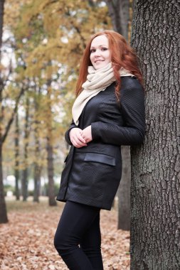 Kızıl saçlı kız Şehir Parkı, yaprak ile sonbahar sezon