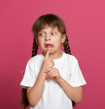 kayıp diş kız çocuk portre pembe bir arka plan üzerinde