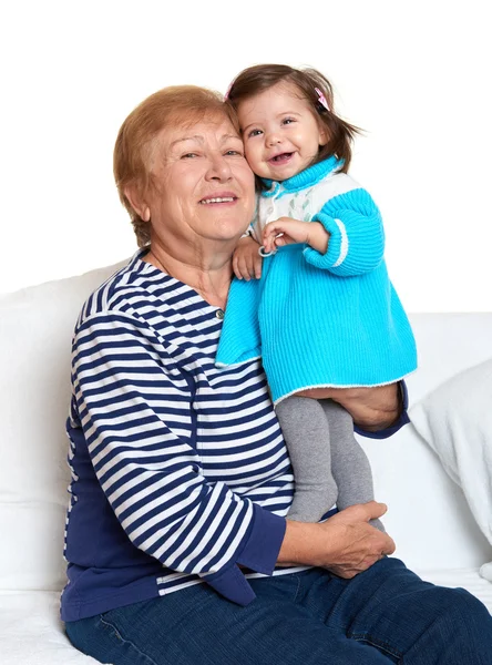 Porträt des kleinen Mädchens und der Großmutter auf weißem, glücklichem Familienkonzept — Stockfoto