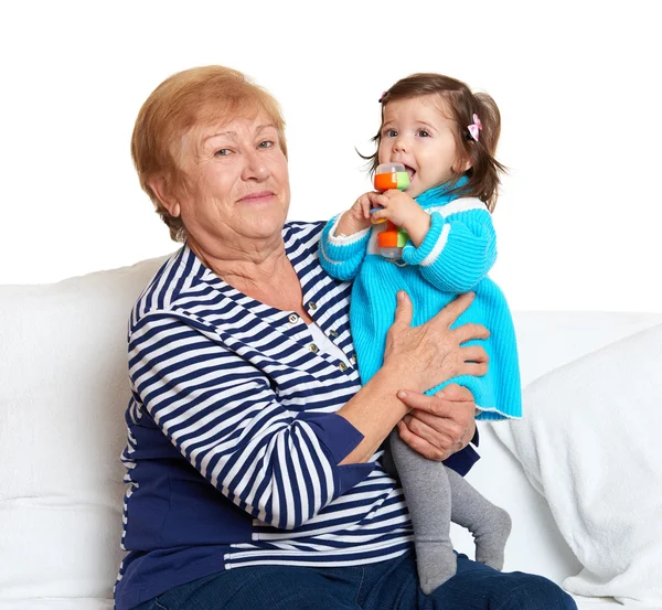 Porträt des kleinen Mädchens und der Großmutter auf weißem, glücklichem Familienkonzept — Stockfoto