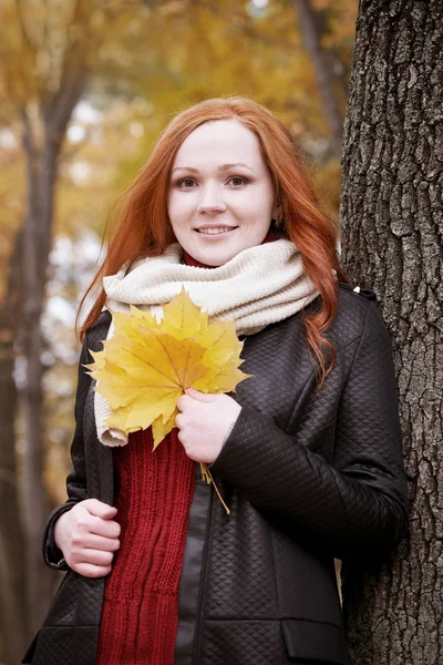 빨강 머리 소녀 도시 공원, 잎가 시즌 — 스톡 사진
