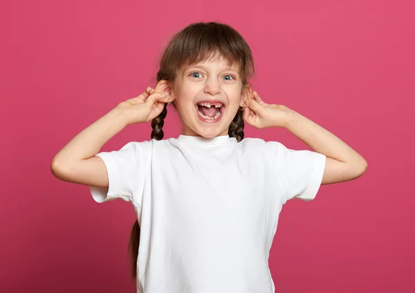 Verloren tand meisje kind portret op roze achtergrond — Stockfoto