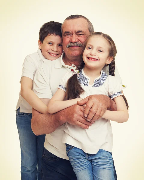 Senior con retrato familiar para niños — Foto de Stock