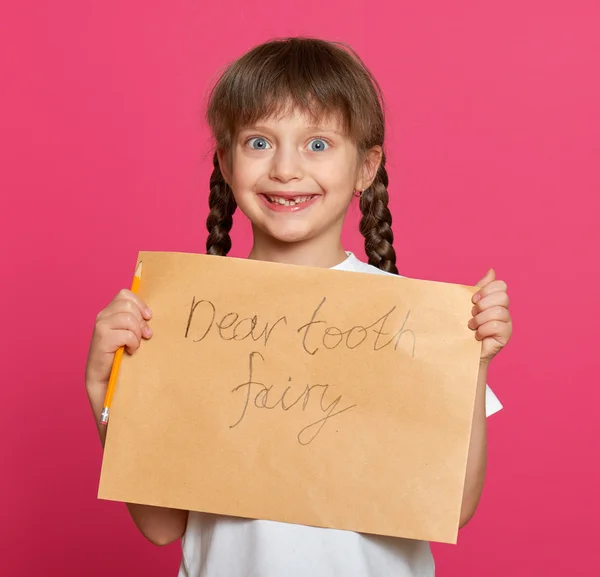 Mädchenporträt mit verlorenen Zähnen, Studioaufnahme auf rosa Hintergrund — Stockfoto