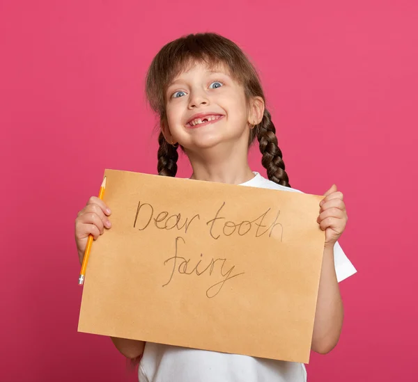 Retrato de menina dente perdido, estúdio atirar em fundo rosa — Fotografia de Stock