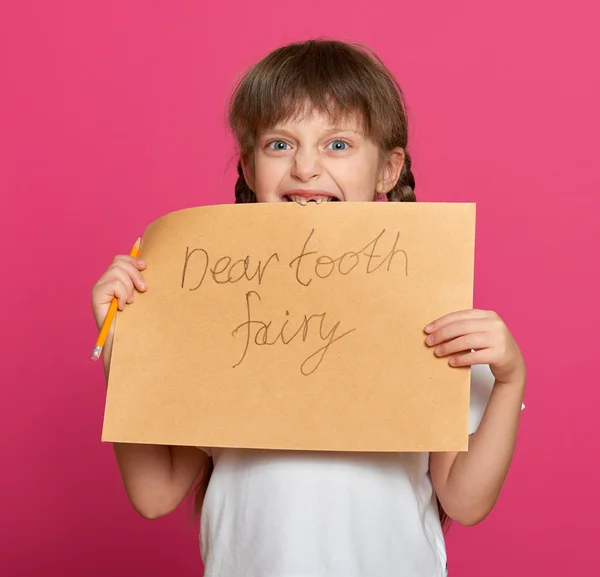 Retrato de menina dente perdido, estúdio atirar em fundo rosa — Fotografia de Stock