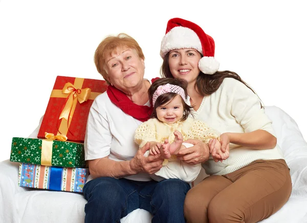 Glückliche Familie mit Schachtel-Geschenk, Frau mit Kind und Senioren - Urlaubskonzept — Stockfoto