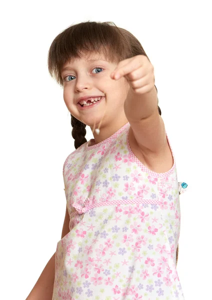 Retrato de menina dente perdido, estúdio atirar no fundo branco — Fotografia de Stock