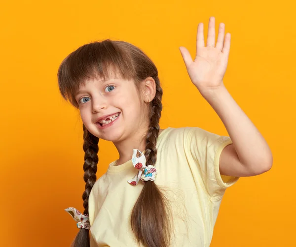 Retrato de menina dente perdido, estúdio atirar no fundo amarelo — Fotografia de Stock