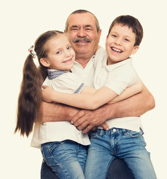 Retrato de abuelo y nietos — Foto de Stock