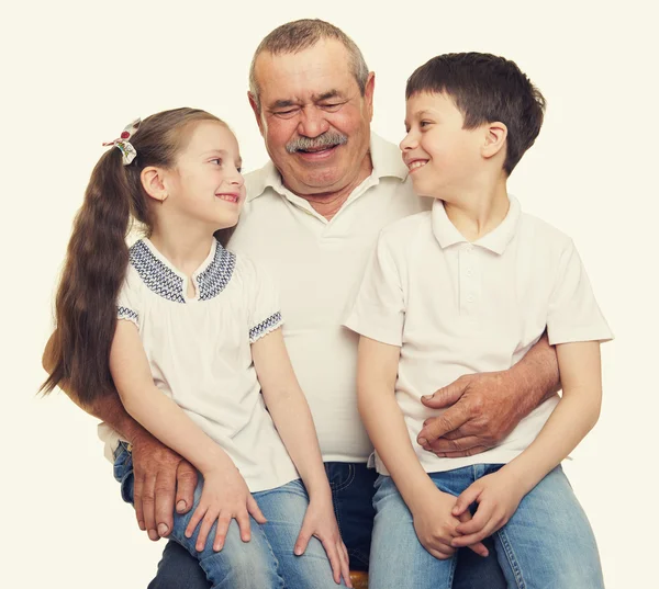 Retrato de avô e netos — Fotografia de Stock