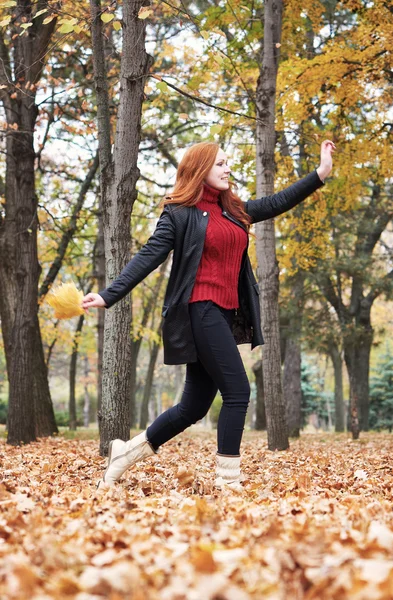 Rude dziewczyny biegać z bukietem liści w parku miejskiego, upadku sezon — Zdjęcie stockowe