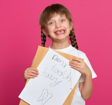 kayıp diş kız portre studio ateş, pembe arka plan