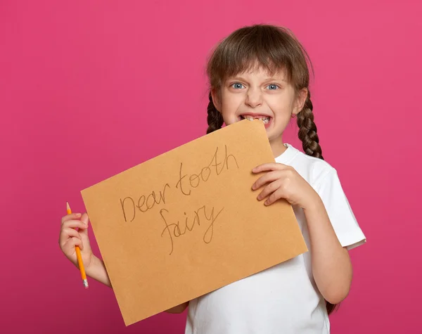 Retrato de menina dente perdido, estúdio atirar em fundo rosa — Fotografia de Stock