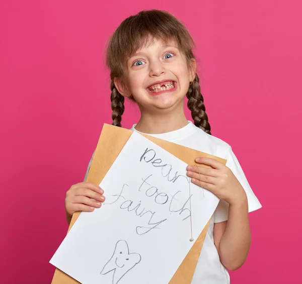 Retrato de menina dente perdido, estúdio atirar em fundo rosa — Fotografia de Stock