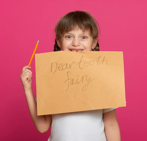 Retrato de menina dente perdido, estúdio atirar em fundo rosa — Fotografia de Stock