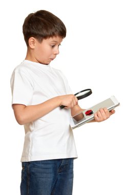 Çocuk bilgisayar tablet ile buldu bir hata, bilgi güvenlik kavramı