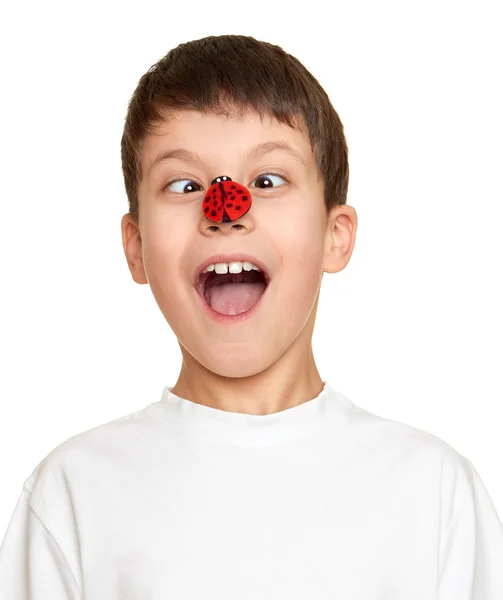 Pojke med nyckelpiga på ansikte, tonåring roligt porträtt närbild — Stockfoto