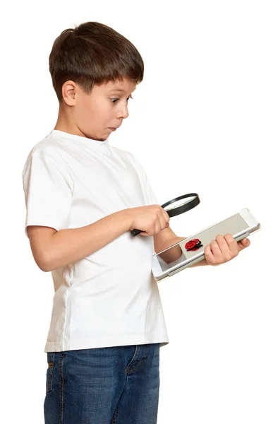 Chłopiec z komputera typu tablet znalezionych błędów, koncepcja bezpieczeństwa informacji — Zdjęcie stockowe