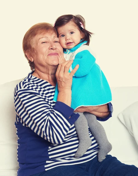 Porträt des kleinen Mädchens und der Großmutter auf weißem, glücklichem Familienkonzept — Stockfoto