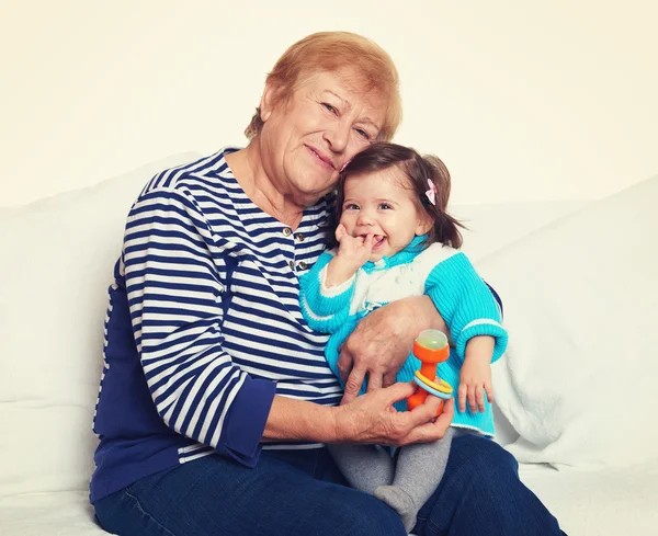 Porträt des kleinen Mädchens und der Großmutter auf weißem, glücklichem Familienkonzept — Stockfoto