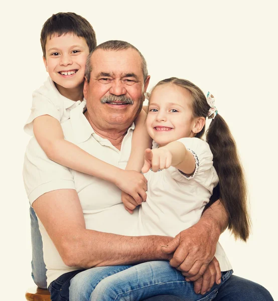 Porträt von Großvater und Enkeln — Stockfoto