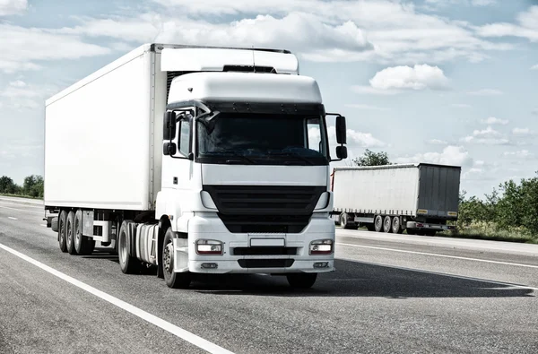 Camiones conducen por carretera, concepto de transporte de carga —  Fotos de Stock