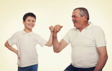 Kıdemli ve çocuk kas eller göster