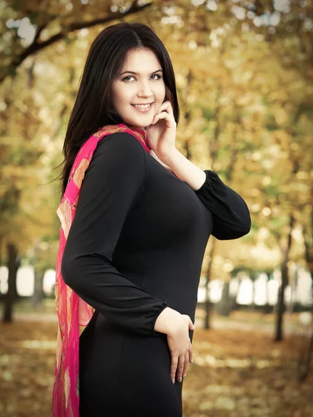 Hermosa mujer en vestido negro en el parque amarillo de la ciudad, temporada de otoño — Foto de Stock