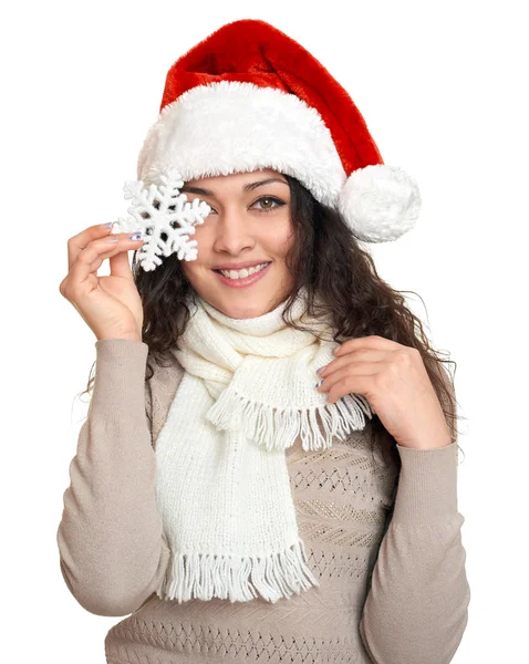 Schöne junge Frau Porträt in Weihnachtsmann Helfermütze mit großer Schneeflocke posiert auf weiß — Stockfoto