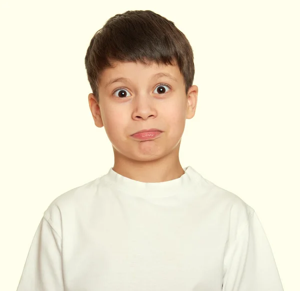 Grimaserande ansikte pojke stående, tonåring närbild — Stockfoto