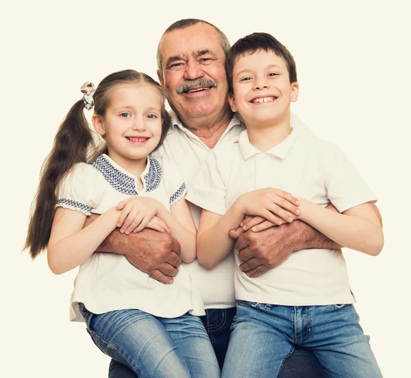 Retrato de avô e netos — Fotografia de Stock