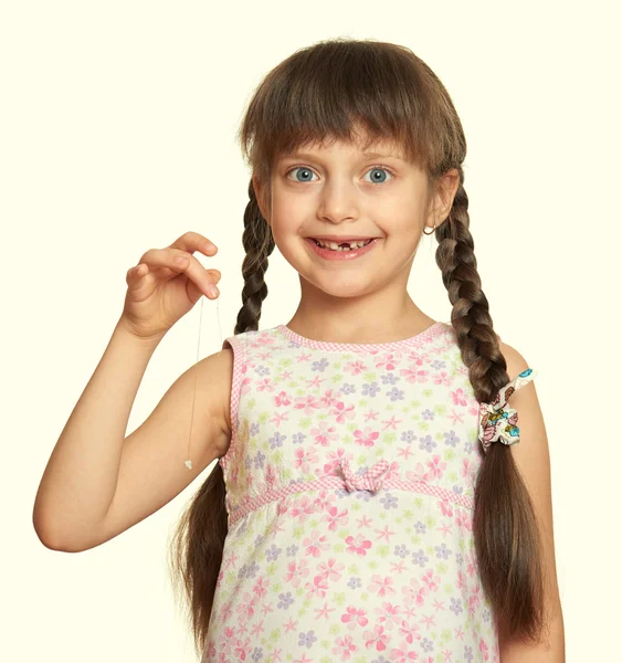 Retrato de menina dente perdido, estúdio atirar no fundo branco — Fotografia de Stock