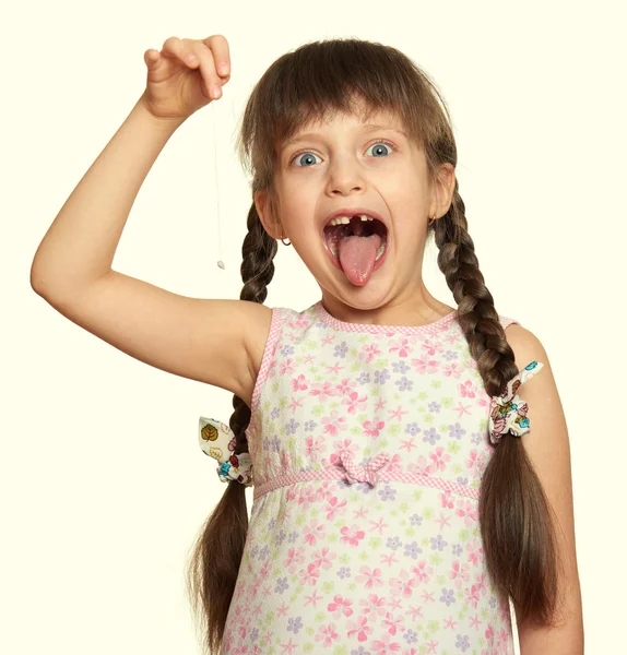 Mädchenporträt mit verlorenen Zähnen, Studioaufnahme auf weißem Hintergrund — Stockfoto