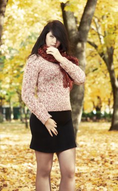 güzel genç kız portre sarı şehir Park, sonbahar sezon