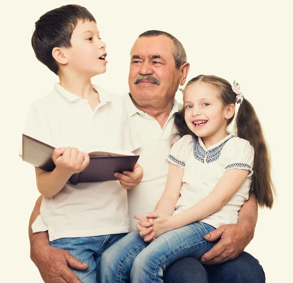 Retrato de abuelo y nietos —  Fotos de Stock